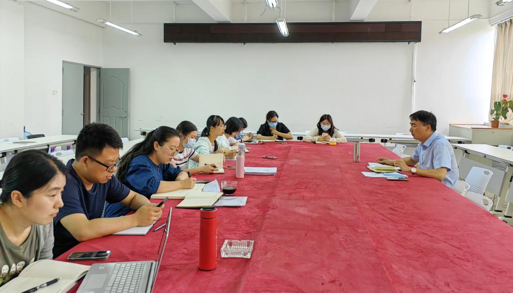 4.辅导员例会收看并热议《教育的力量》.jpg